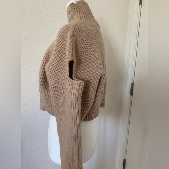 Crop top sweater with open shoulder - Picture 2 of 4